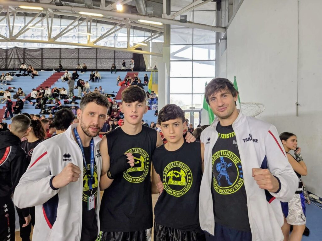 Gruppo Giovanile Kick Boxing con i Tecnici Palermo L. e Menasci S.